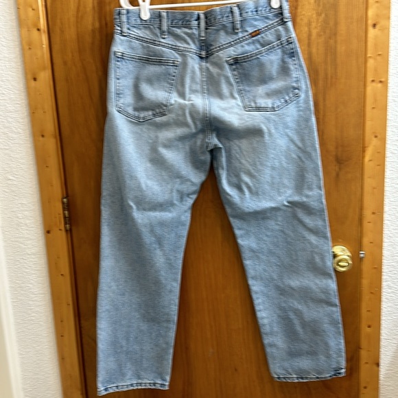 Mens's Rustler they do have a few stains, Would make a great pair of work jeans. - Picture 4 of 4